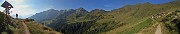 11 Dalle Baite Fontanini (1905 m) vista sulla conca di San Simone-Baita del Camoscio e i loro monti
